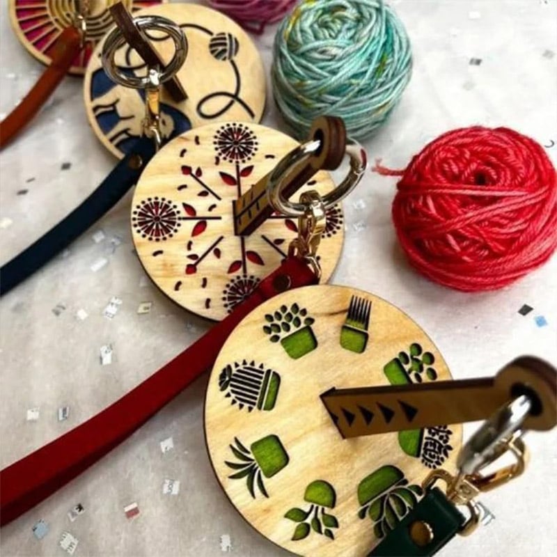 Portable wrist yarn rack