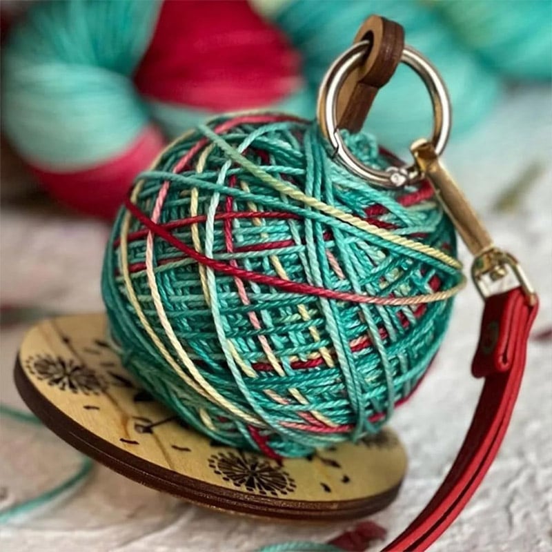 Portable wrist yarn rack