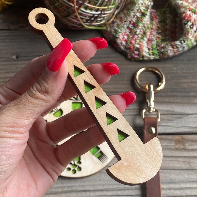 Portable wrist yarn rack