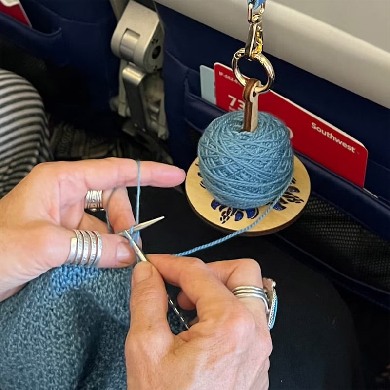 Portable wrist yarn rack